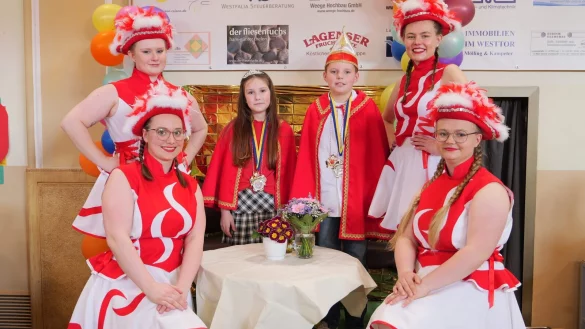 Kinderprinzenpaar mit Gefolge: (von links) Yvonne Bruns, Emmely Felske, Kinderprinzenpaar Emilie I. (Vollmar) und Cordt I. (Echterling), Nadine Gronemeier sowie Imke M&uuml;ller. - &copy; Thomas Kr&uuml;gler