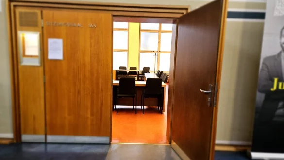 Ein 55-Jähriger aus Lemgo hat sich vor dem Landgericht wegen sexuellen Missbrauchs verantworten müssen. Am Ende der Beweisaufnahme ist die Große Jugendkammer überzeugt: Der Angeklagte wurde vor 20 Jahren zum Täter. - © Janet König