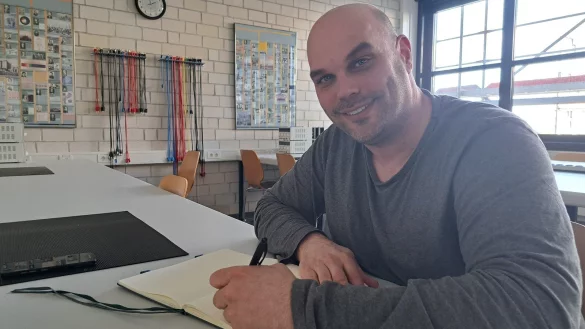 Prof. Dr. Johannes Üpping greift auch mal schnell zu Stift und Papier, um seinem Gegenüber etwas zu verdeutlichen. - © Carolin Brokmann-Förster