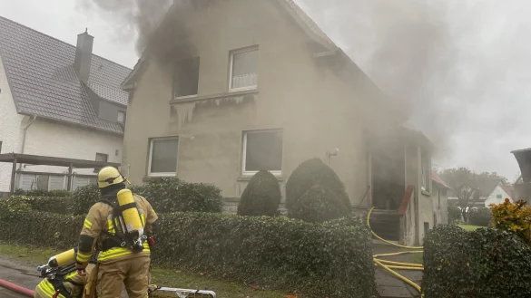 Beim Eintreffen der Feuerwehr quoll bereits dichter Qualm aus dem Haus. - &copy; Freitag TV