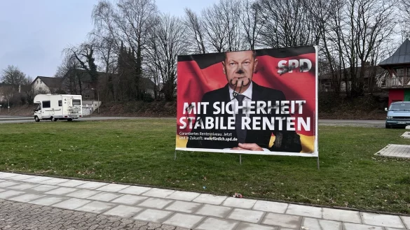 Die hilflosen Abbilder von Politikerinnen und Politiker müssen im Wahlkampf einiges aushalten. Wer Plakate beschädigt, muss aber ebenfalls mit empfindlichen Strafen rechnen. - © Seda Hagemann