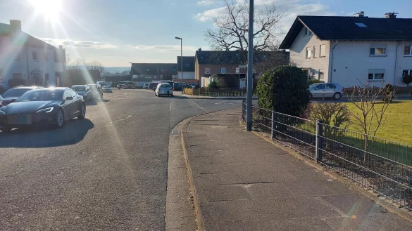 Der Einm&uuml;ndungsbereich Wittenauer Stra&szlig;e (rechts) wird auf beiden Seiten durch Pflanzbeete verengt. - &copy; Michaela Wei&szlig;e