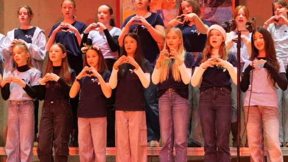 "Winterzauber" am Grabbe-Gymnasium mit Musik und Weihnachtsmarkt. Der Chor "Young Grabbe Voices" interpretiert schwungvoll englische Weihnachtslieder. - © Thomas Krügler
