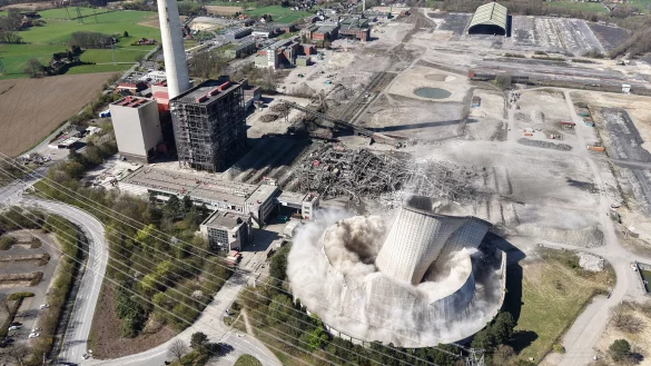 Teile des fr&uuml;heren Steinkohlekraftwerks Ibbenb&uuml;ren wurden am Sonntag von der G&uuml;tersloher Firma Hagedorn gesprengt. - &copy; Hagedorn