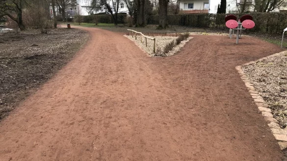 Zum Unmut von Spazierg&auml;ngern l&auml;sst sich der neu angelegte Fu&szlig;weg entlang des Motorikpfades in Bad Meinberg teilweise nur schlecht begehen, weil der Belag durchweicht ist. Dreckige Schuhe sind die Folge. - &copy; Chiara Wibbeke