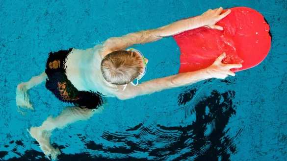 Ein Kind lernt schwimmen: Der Bund f&ouml;rdert Schwimmunterricht mit 20 Millionen Euro bis 2029, um die Sicherheit im Wasser zu erh&ouml;hen. - &copy; Rolf Vennenbernd/dpa