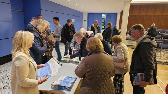 Die Stadt Lage will das Ehrenamt f&ouml;rdern und hatte zu einem Info-Abend ins Schulzentrum eingeladen. Dort gab es einen &Uuml;berblick, wo und wie man F&ouml;rdergeld bekommen kann. Die Brosch&uuml;ren von NRW-Stiftung, Stadt Lage und Lippischem Heimatbund waren gefragt. - &copy; Astrid Sewing