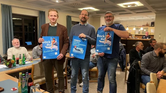 Janik Wiemann, Dirk Bensel und Alexander Wegner (von links) pr&auml;sentieren die Motive, mit denen insbesondere Jugendliche auf das Lemgoer Sportangebot aufmerksam gemacht werden sollen. - &copy; Alte Hansestadt Lemgo