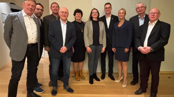 Im Rahmen eines Empfangs im Rathaus in Laage hie&szlig;en B&uuml;rgermeisterin Christin Zimmermann (Dritte von rechts), und die Vorsitzende der Stadtvertretung Laage, Karin Schmidt (F&uuml;nfte von links), die Lagenser G&auml;ste (von links) Axel Wiebusch (AWO Lage), K&auml;mmerer Uwe Aust, Moritz Freiherr von Eckardstein (Vorsitzender Partnerschaftsverein Lage), Frank Rayczik (Beigeordneter Bildung, Jugend und Soziales), Miriam Kalkreuter und B&uuml;rgermeister Matthias Kalkreuter, Hans Hofste (SPD-Fraktionsvorsitzender im Rat der Stadt Lage) und Detlef Lemke (stellvertretender Vorsitzender Freiwillige Feuerwehr Lage) herzlich willkommen. - &copy; Stadt Lage