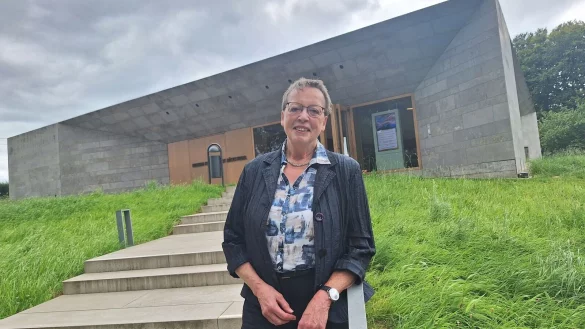 Marianne Thomann-Stahl (70) im August 2024 vor dem B&ouml;ckstiegel-Museum in Werther. - &copy; Ingo Kalischek