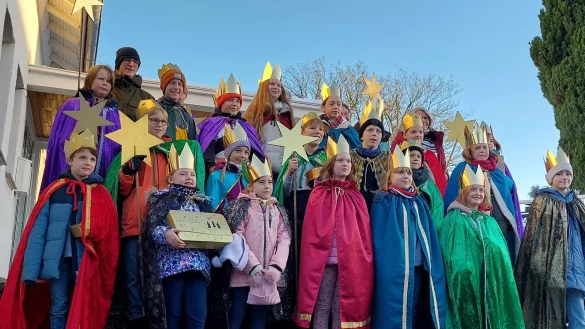 Als ökumenische Truppe waren die Sternsinger in Hiddesen unterwegs. - © Pastoralverbund Lippe-Detmold