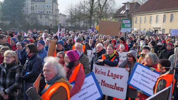 Rund 2000 Demonstranten setzten ein klares Zeichen für Demokratie und Vielfalt auf der Ameide und mit einer gigantischen Menschenkette in der Innenstadt. - © Thomas Krügler
