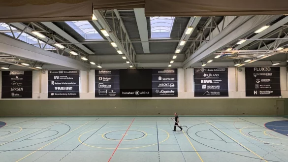 Ein Blick in die neu hergerichtete Horatec-Arena in Augustdorf, jetzt mit einer großen Videowall. - © Andreas Blüsse