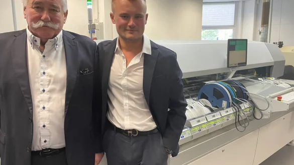 Vater Klaus und Sohn Marc St&uuml;hrenberg vor einer Produktionsmaschine. F&uuml;r ihre gelungene Firmen&uuml;bergabe haben sie nun einen Preis bekommen. - &copy; Carsten Heil