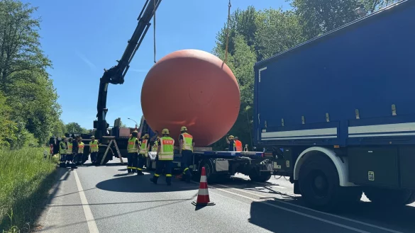 Gesichert: Die rote Kugel liegt im Mai auf einem Tieflader des THW. In der Nacht rollte sie über den Nordring. Jetzt wurde ein neuer Standort gefunden. - © Stadt Detmold