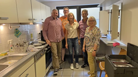 Jakob Keller, Ingo Malinowski, Karin Flowers-Prahl, Dirk Prahl und Jutta H&ouml;fer (von links) bilden eines der K&uuml;chenteams der Initiative "MahlZeit". - &copy; Initiative "MahlZeit"