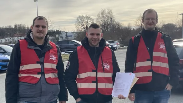 Sebastian Martin (von links), Torsten Golde und Ingo Poller von der betrieblichen Tarifkommission wollten der Geschäftleitung von KEB die Tarifforderungen persönlich übergeben. - © IG Metall Zwickau