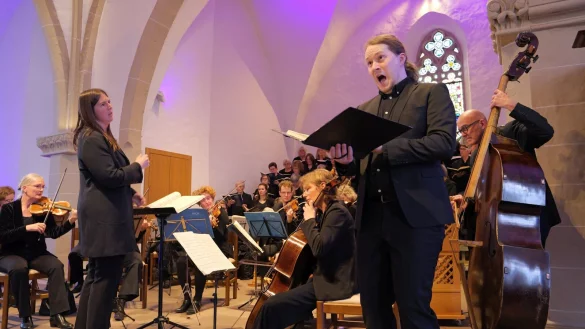 Beeindruckende Kooperation der Kantoreien der Kilianskirche Schötmar und Marktkirche Lage bei der Aufführung der Johannes-Passion unter Leitung von Lea Marie Lenart (Lage) und Uta Singer (Schötmar). Tenor Jonathan Dräger beeindruckt mit lyrischem Glanz. - © Thomas Krügler