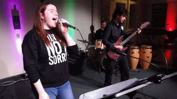 Von sanften Fl&ouml;tent&ouml;nen bis Metallica-Sound: Jenny Hauptmann singt Enter Sandman, begleitet von Gitarrist Luis Majewski (Gitarre) und Niklas Brinkmeyer (Drums). - &copy; Musikschule Lage