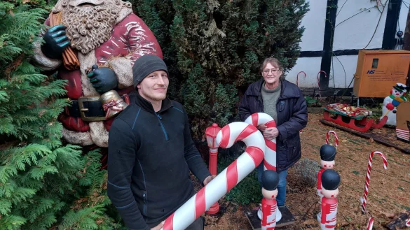 Der Endspurt l&auml;uft: B&auml;rbel Reibeholz und ihr Sohn Werner bereiten alles f&uuml;r den Tintruper Lichterzauber vor. Sie freuen sich, dass sie dabei viel Hilfe von Freunden bekommen. - &copy; Michaela Wei&szlig;e