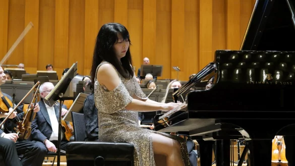Pianistisches Feuerwerk. Die amerikanische Pianistin Claire Huangci brilliert unter Leitung von Simon Gaudenz mit der NWD und interpretiert die Klavierkonzerte von Ravel. - © Thomas Krügler
