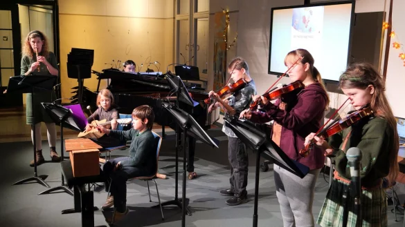 Das Herbstkonzert der Musikschule bietet unter anderem mit dem Orchester Kunterbunt unter Leitung von Janine Dahlmann facettenreiche Klangfarben. - © Thomas Krügler