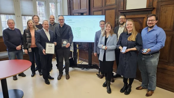 Das Dashboard geht online, das Hochwasserwarnsystem sammelt Daten. Den Startknopf drücken (von links) Edgar Schlinkmeier (Gemeinde Kalletal), Michaela Lehnert (OWL IT), Steffen König (Alte Hansestadt Lemgo), Mario Hecker (Gemeinde Kalletal), Olaf Kapelle (Gemeinde Kalletal), Markus Baier (Alte Hansestadt Lemgo), Dennis Ortmeier
(Alte Hansestadt Lemgo), Nicole Baeumer (digital.interkommunal), Hauke Hillebrenner (Stadtwerke Lemgo), Michaela Lödige (Fraunhofer IOSB-INA) und Martin Wieczorek (OWL IT). - © Fotorechte: Stadt Lemgo