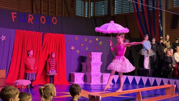 Programmpunkte wie die Seiltanz-Nummer sorgen für Furore. - © Sandra Castrup