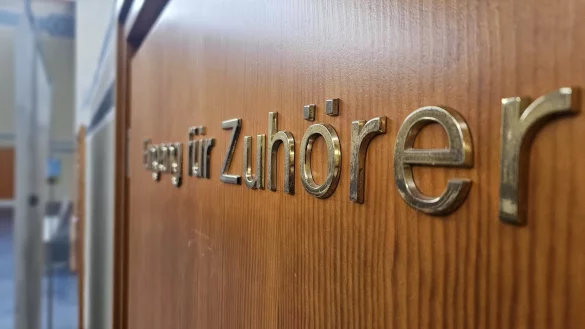 Der Zuschauerraum ist am Dienstagmorgen voll besetzt, als es mit dem Prozess gegen eine Anw&auml;ltin aus Detmold weitergeht. - &copy; Janet K&ouml;nig