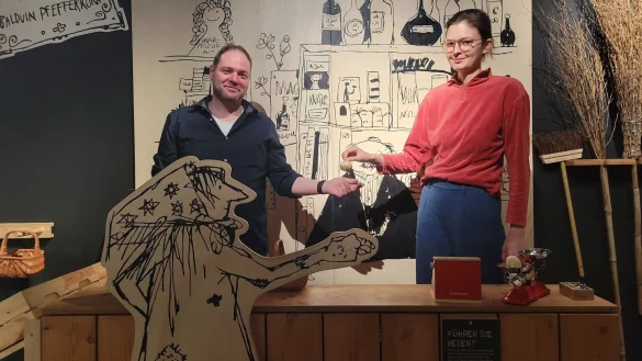 Museumsleiter Fabian Schröder und Volontärin Helene Steinke zeigen die liebevoll gestalteten Kulissen der Austellung. - © Vasco Stemmer