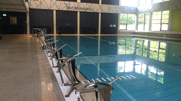 Das große Becken das Bad Meinberger Badehauses ist undicht. Das ist nun bei einer Überprüfung festgestellt worden. - © Archivfoto: Silke Buhrmester