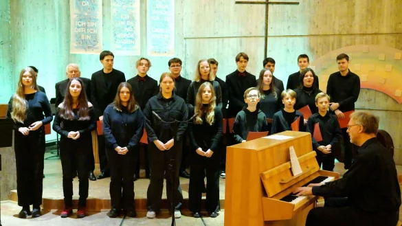 Gute Textverständlichkeit: Die Choristen unter Leitung von Michael Schmidt am Klavier erfreuen mit schwungvollen Weihnachtsliedern. - © Thomas Krügler