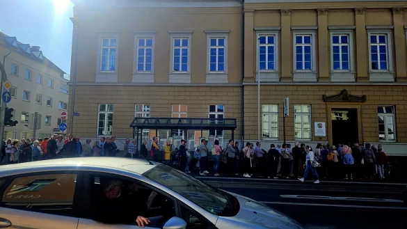 Einige Autofahrer starrten ungläubig auf die große Menschenschlange vor dem Gerichtsgebäude. - © Janet König