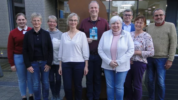 Madeleine Biermann (von links), Roswitha Heinz, Elisabeth Knuth, Michaela Jahnke-Witter, Dr. Hans Jacobs, Brigitte Herrmann, Michael Biermann, Margarete Wi&szlig;mann und Klaus Landrock vom F&ouml;rderverein der Stadtb&uuml;cherei Lage. - &copy; F&ouml;rderverein Stadtb&uuml;cherei Lage