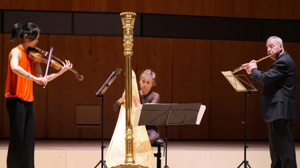 Ravel zum 150. Geburtstag. "Sonate für Klavier" in einer Bearbeitung von Carlos Salzedo mit Peijun Xu, Godelieve Schrama und János Bálint (von links). - © Thomas Krügler