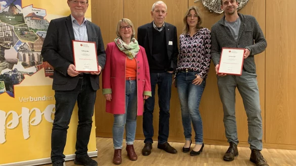 Heimatbund-Vorsitzender Dr. Albert H&uuml;ser (Mitte) mit den Geehrten. - &copy; Joachim Kleinmanns