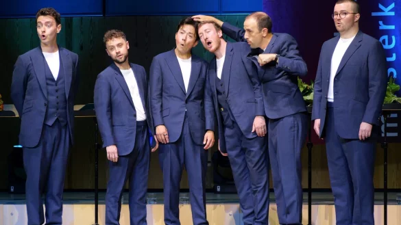 "Kleiner grüner Kaktus" mit Drehorgelmoment. Die King`s Singer brillieren voller Harmony und Ausdruckskraft mit Patrick Dunachie, Edward Button, Julian Gregory, Christopher Bruerton, NIck Ashby und Piers Connor Kennedy (von links). - © Thomas Krügler