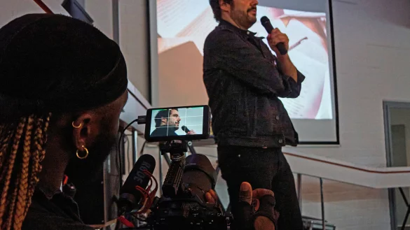 Bob Sala im Fokus. Beim "Learn & Give" stehen die Fotografen auch selbst vor der Linse. Profi Equipment ist allgegenw&auml;rtig. - &copy; Till Sadlowski