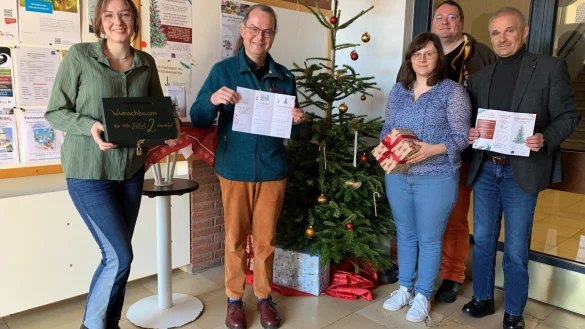 Mona Lorenz (HBM Chribal), Pfarrer Matthias Zizelmann, Sozialarbeiterin Caroline Giesler (Stadt Horn-Bad Meinberg), Fachbereichsleiter Frank Brockmann und B&uuml;rgermeister Heinz-Dieter Kr&uuml;ger (von links) laden zum Mitmachen bei der Wunschbaumaktion ein. - &copy; Stadt Horn-Bad Meinberg