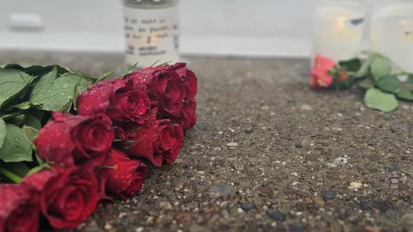 Vor dem Tatort in einem Detmolder Wohngebiet liegen Anfang Oktober Blumen. Hier soll ein Detmolder seine eigene Frau get&ouml;tet und im Garten unter einer Terrasse vergraben haben. - &copy; Janet K&ouml;nig