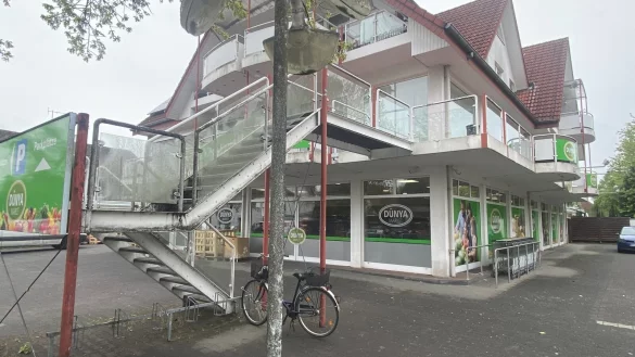 Erst vor gut einem Jahr hat der Dūnya-Markt an der Brockhäger Straße/Ecke Happenort im Kreis Gütersloh seinen Betrieb aufgenommen. - © Burkhard Hoeltzenbein