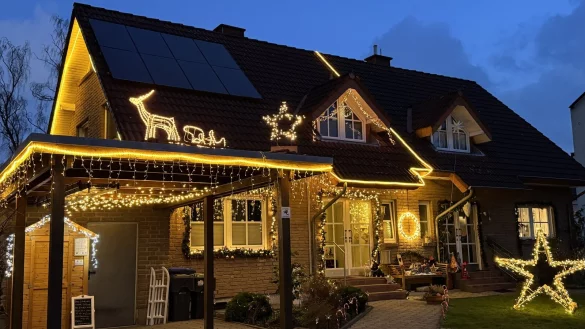 Das hell erleuchtete Haus der Familie Eke sorgt in Lage für Begeisterung. - © Sandra Castrup