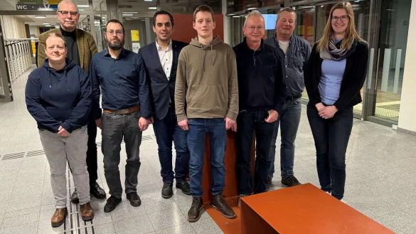 Sarah Worrech (von links, Bezirksregierung Detmold), Frank Knafla, Tobias Kleingödinghaus (Kreis Lippe), Bürgermeister Torben Blome, Max Kleinsorge, Hermann Ohms, Dirk Steinhage und Johanna Simon (Bezirksregierung Detmold) haben den Grundstein für eine gute Zusammenarbeit gelegt. - © Bezirksregierung Detmold