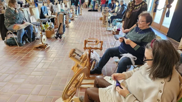 Petra Voss (rechts) und Ulrike Loth, die bei Doris Jenner &uuml;ber die Schulter schaut, haben das Treffen im Ziegeleimuseum mitorganisiert. Einige Pl&auml;tze sind gerade nicht besetzt - es ist Mittagszeit, und im Nebenraum gibt es ein gro&szlig;es Buffet. - &copy; Astrid Sewing