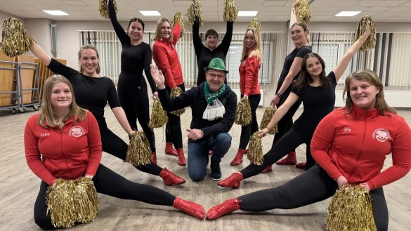 Elferratspräsident Ingo Sundermann fühlt sich inmitten der Mädels des Sunnerbieke-Ballets sichtlich wohl. - © Sandra Castrup