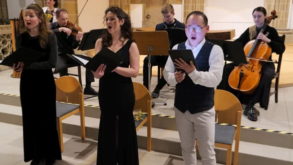 Interkulturelles Konzert des Ensembles „Bridge of Sound“: Mit Irina Trutneva (Sopran), Dr. Khadija Zeynalova (Komponistin), Alexey Moos (Geige), Marina Pashinska (Mezzosopran), Vsevolod Khuotarinen (Akkordeon), Lifan Yang (Tenor) und Anastasiia Tcaregorodtceva (Cello). - © Thomas Krügler