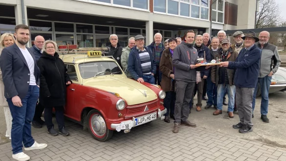 Die Oldtimerfreunde Extertal kamen zur Übergabe einer Spielzeug-Dampfmaschine mit Oldtimern zur Grundschule In der Senne, wo sich im Keller das Heimatmuseum befindet. - © Cordula Gröne