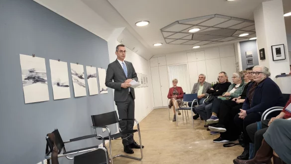 Bürgermeister Jörg Bierwirth eröffnete die Ausstellung "Schattenland" in der Galerie Haus Bachrach. - © Kunstverein Schieder-Schwalenberg