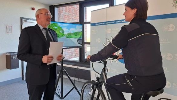 Polizeihauptkommissarin Kerstin Heijenga demonstriert unter den Augen von Thomas Bartelt, Erster Polizeihauptkommissar und Leiter des Verkehrsdienstes, am Pedelec-Simulator, worauf hierbei im Straßenverkehr zu achten ist. - © Carolin Brokmann-Förster