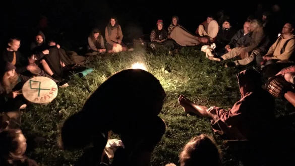 Friedliches Feiern an den Externsteinen. (Archivfoto) - © Seda Hagemann